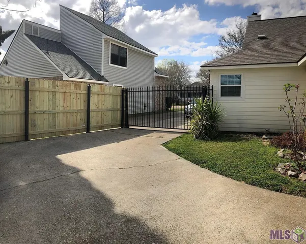 $2,000 | 633 Meadow Bend Drive, Baton Rouge, LA 70820