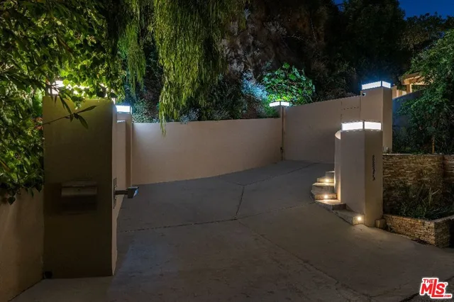 $18,000 | 8825 Hollywood Boulevard, Los Angeles, CA 90069