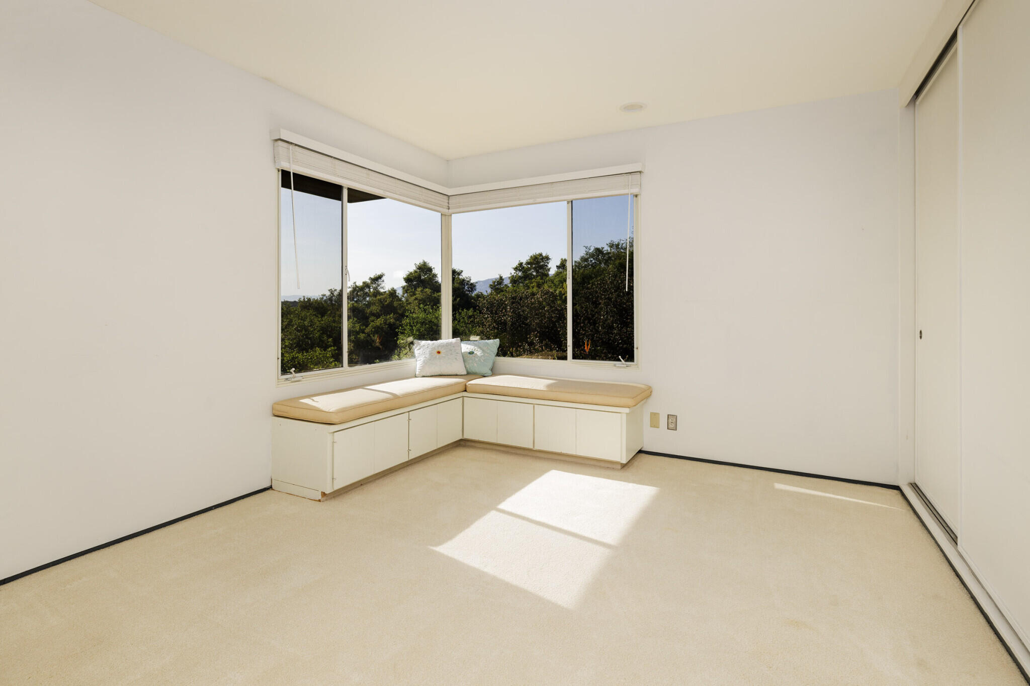 950 Monte Drive Santa Barbara, CA 93110 - Photo 25 of 39 a white bath tub sitting in a room
