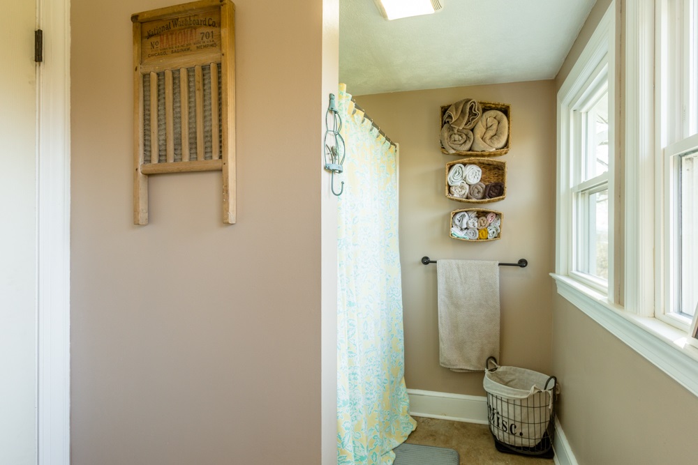 8687 Union Springs Road Dayton, VA 22821 - Photo 14 of 37 a bathroom with a toilet and a shower
