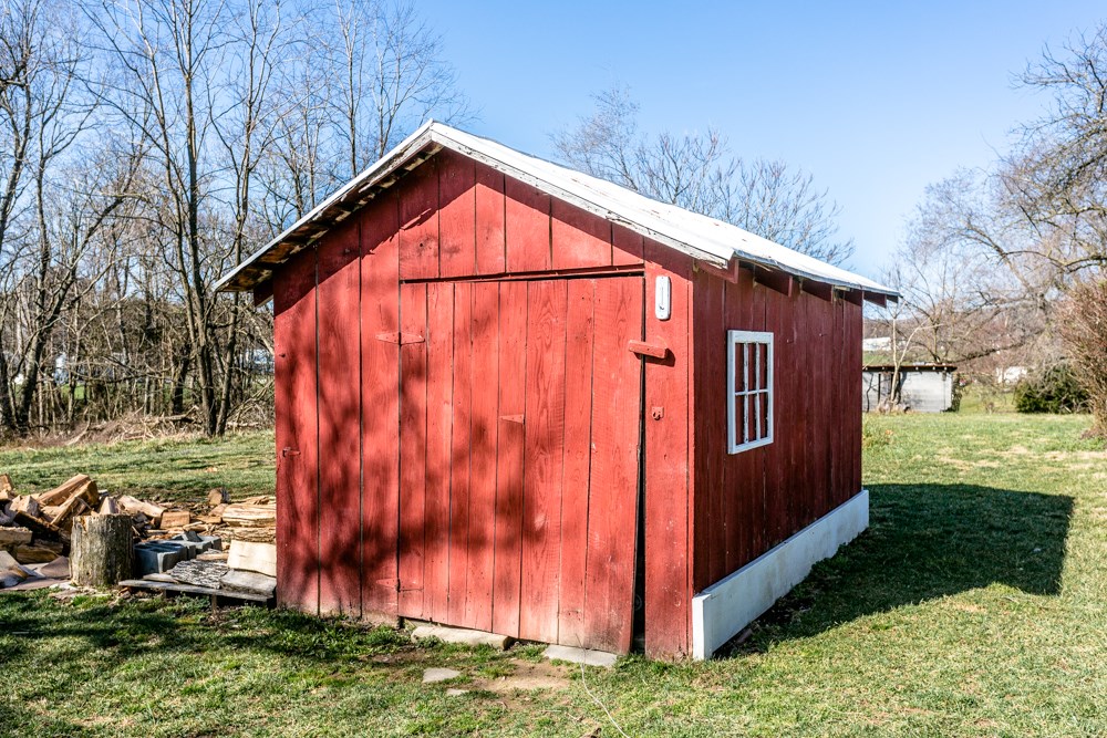 8687 Union Springs Road Dayton, VA 22821 - Photo 28 of 37 a backyard of a house with lots of green space