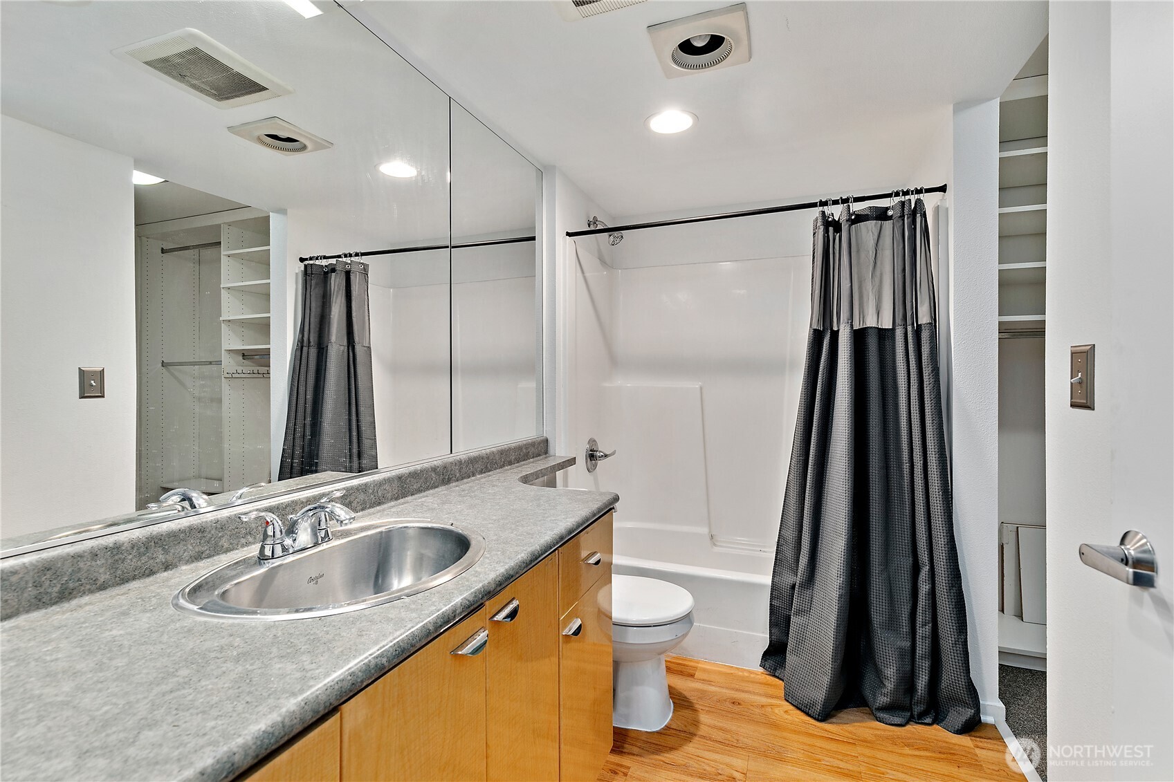 425 Vine Street, Unit 610 Seattle, WA 98121 - Photo 16 of 32