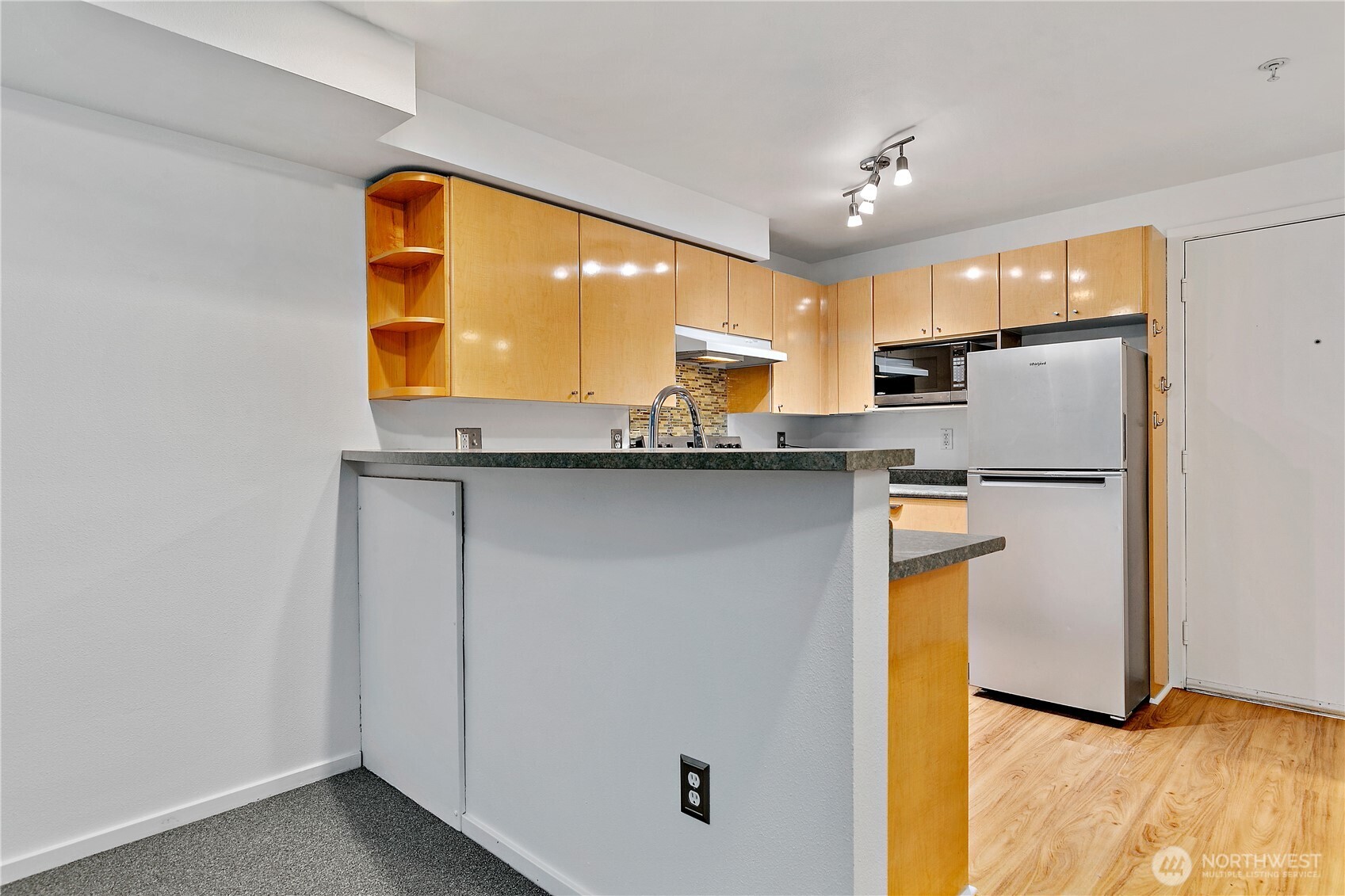 425 Vine Street, Unit 610 Seattle, WA 98121 - Photo 8 of 32
