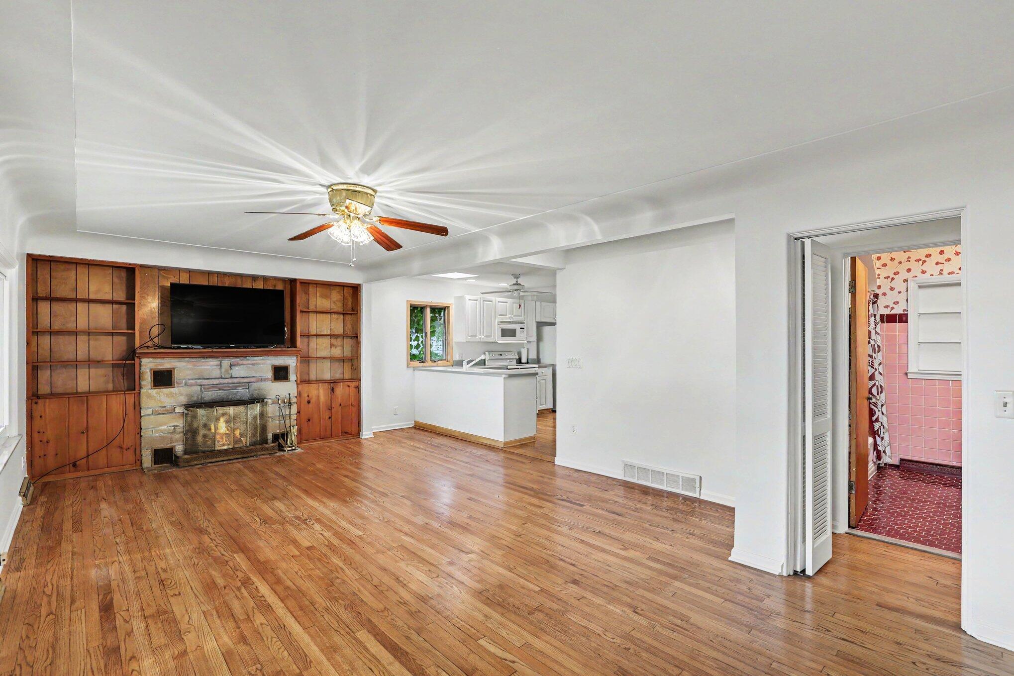 6458 Lakeshore Road Fort Gratiot, MI 48059 - Photo 12 of 36 012_file_3698