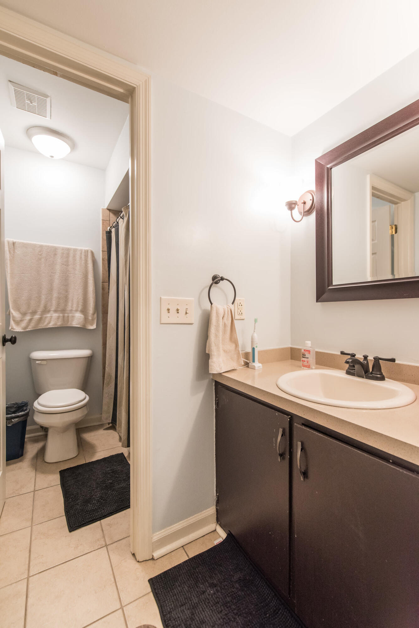 1084 Armstrong Mill Road, Unit D Lexington, KY 40517 - Photo 9 of 12 Full Bathroom