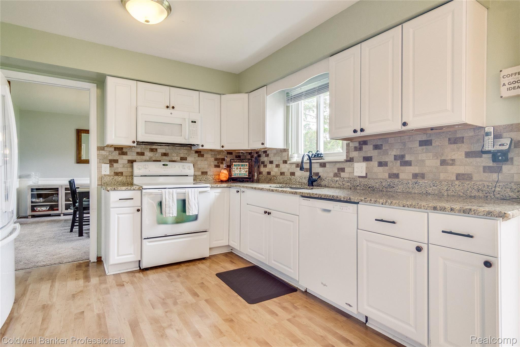 2481 Eaton Gate Road Lake Orion, MI 48360 - Photo 29 of 71 Large kitchen