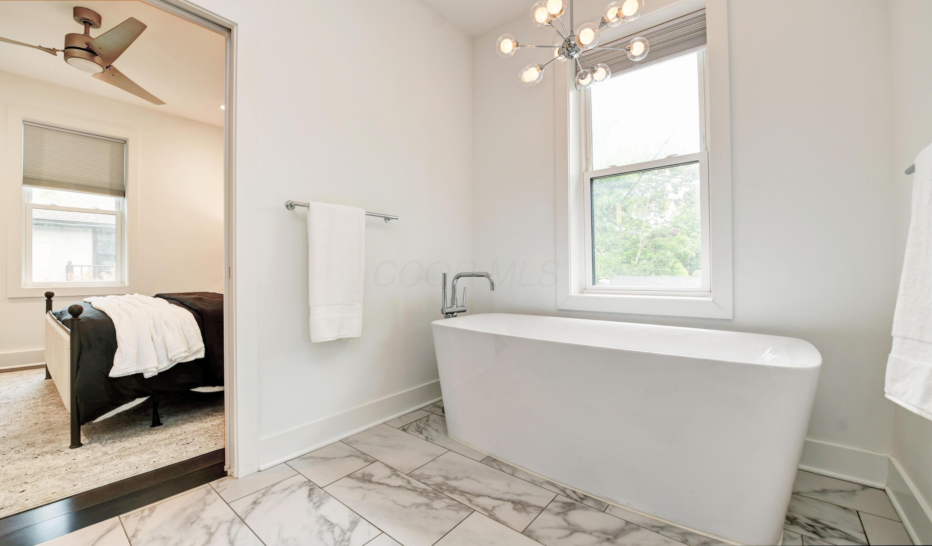 1346 Lincoln Road Columbus, OH 43212 - Photo 24 of 48 En Suite Bath