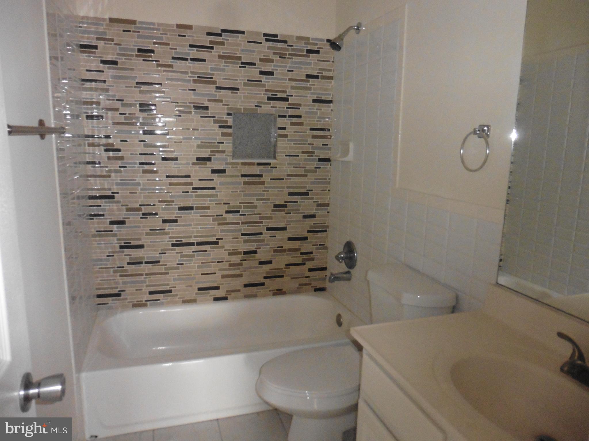 14824 Edman Road Centreville, VA 20121 - Photo 4 of 17 Upgraded master bedroom bath