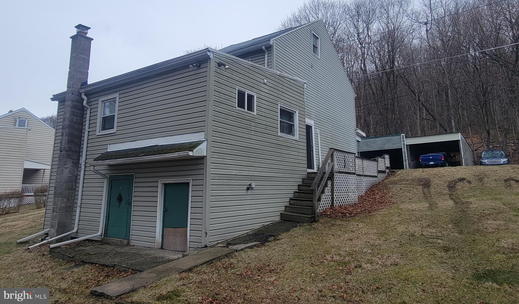 511 Mount Olive Blvd. Shenandoah, PA 17976 - Photo 4 of 34 a front view of a house with a yard