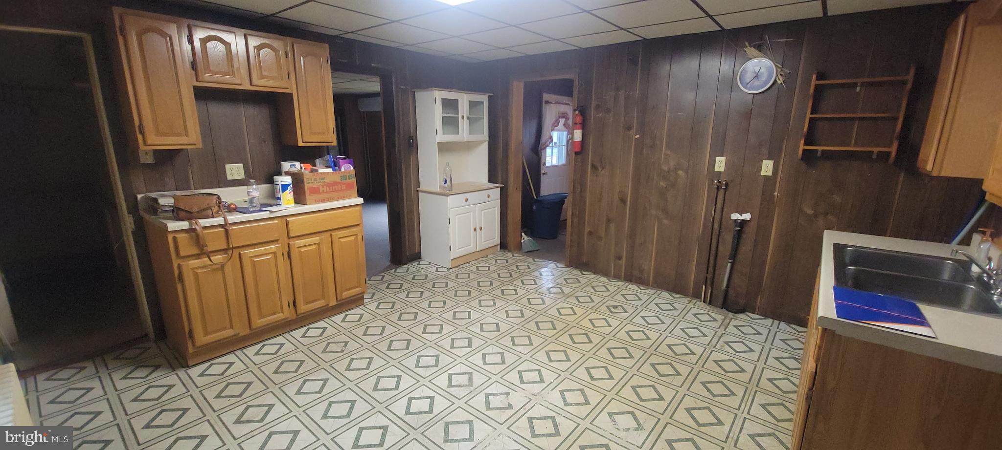 511 Mount Olive Blvd. Shenandoah, PA 17976 - Photo 10 of 34 a room with a mirror and a table