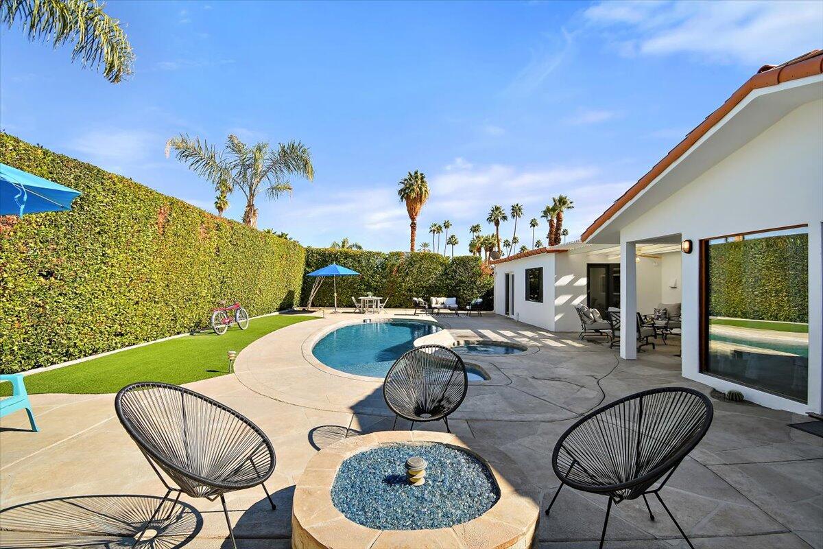 70140 Sun Valley Drive Rancho Mirage, CA 92270 - Photo 26 of 36 a balcony with table and chairs