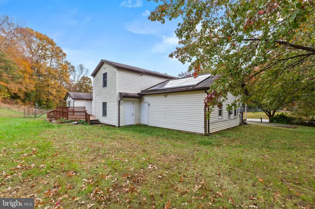 a view of a house with backyard