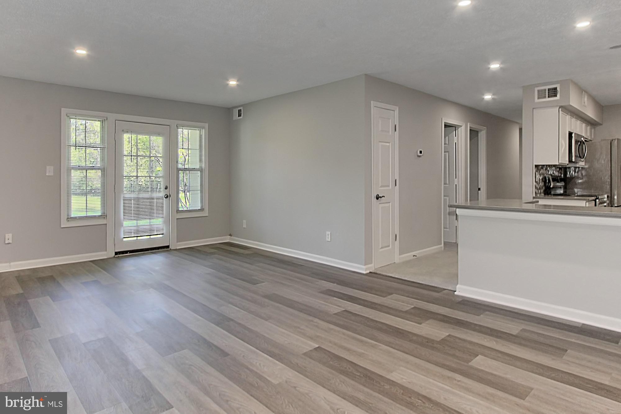 8312 Kingsgate Road, Unit 536 Springfield, VA 22152 - Photo 3 of 29 Living Room