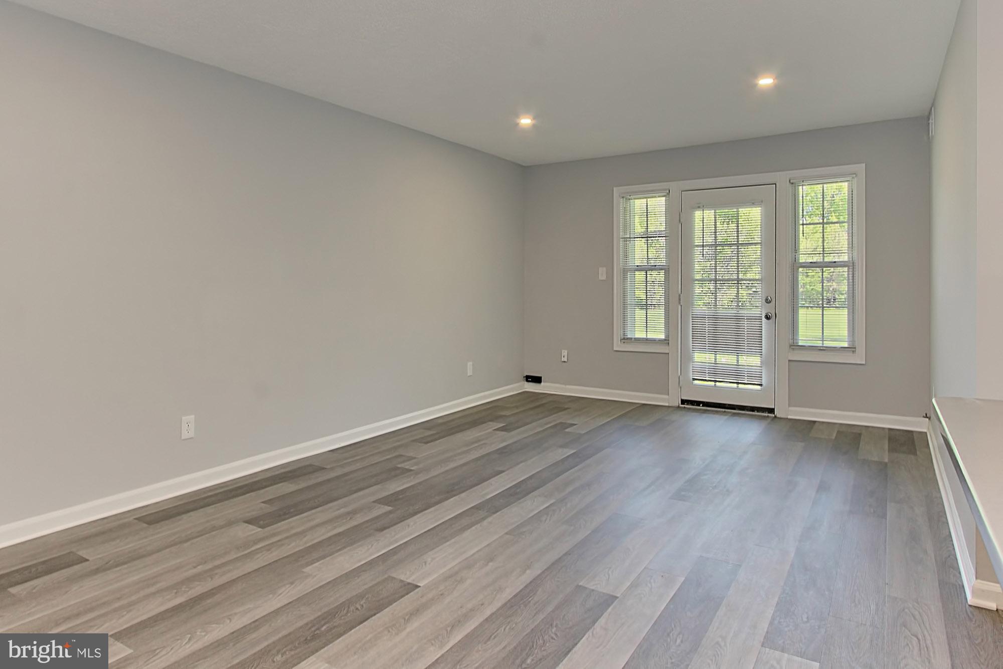 8312 Kingsgate Road, Unit 536 Springfield, VA 22152 - Photo 4 of 29 Living Room