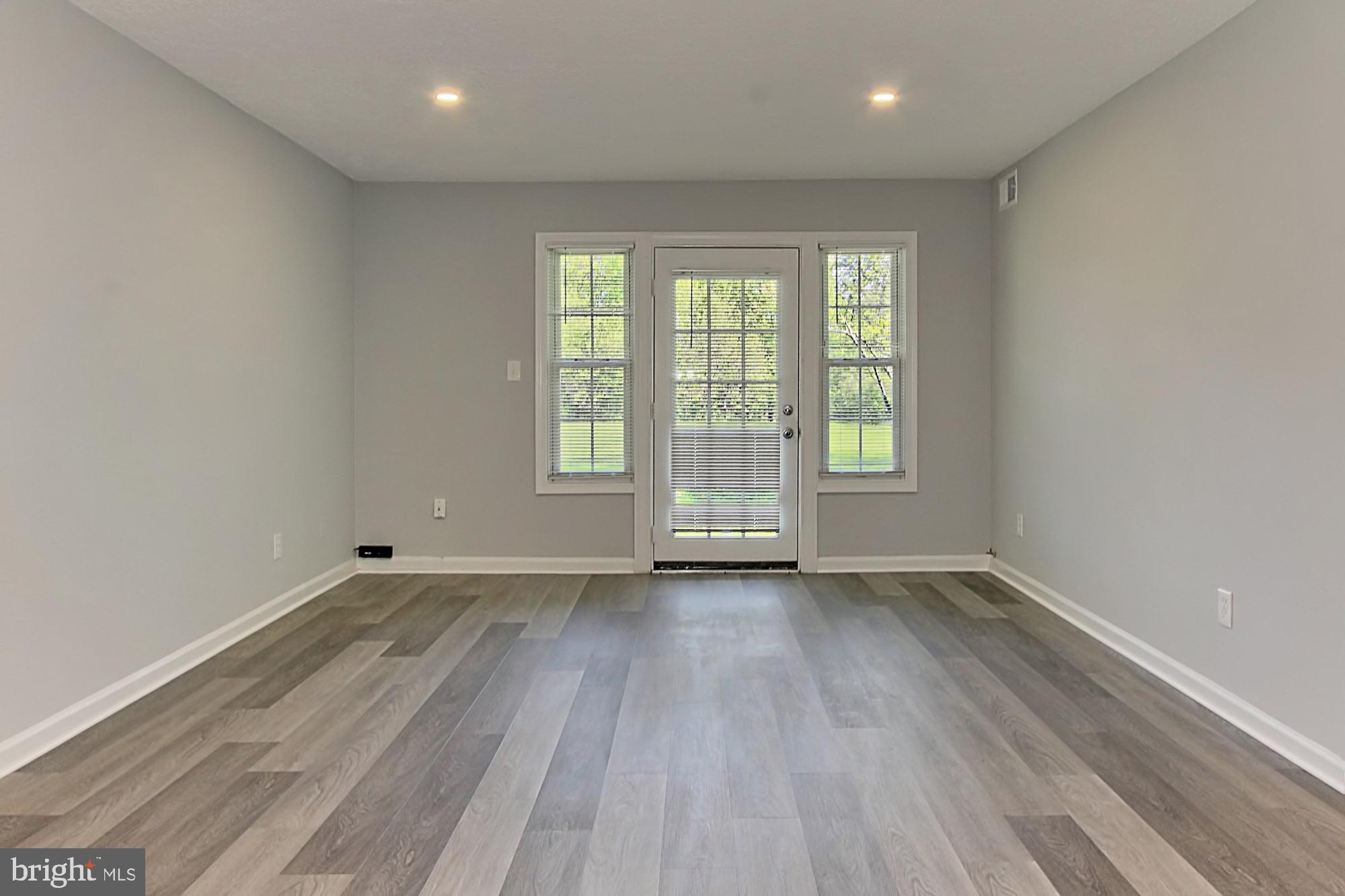 8312 Kingsgate Road, Unit 536 Springfield, VA 22152 - Photo 5 of 29 Living Room