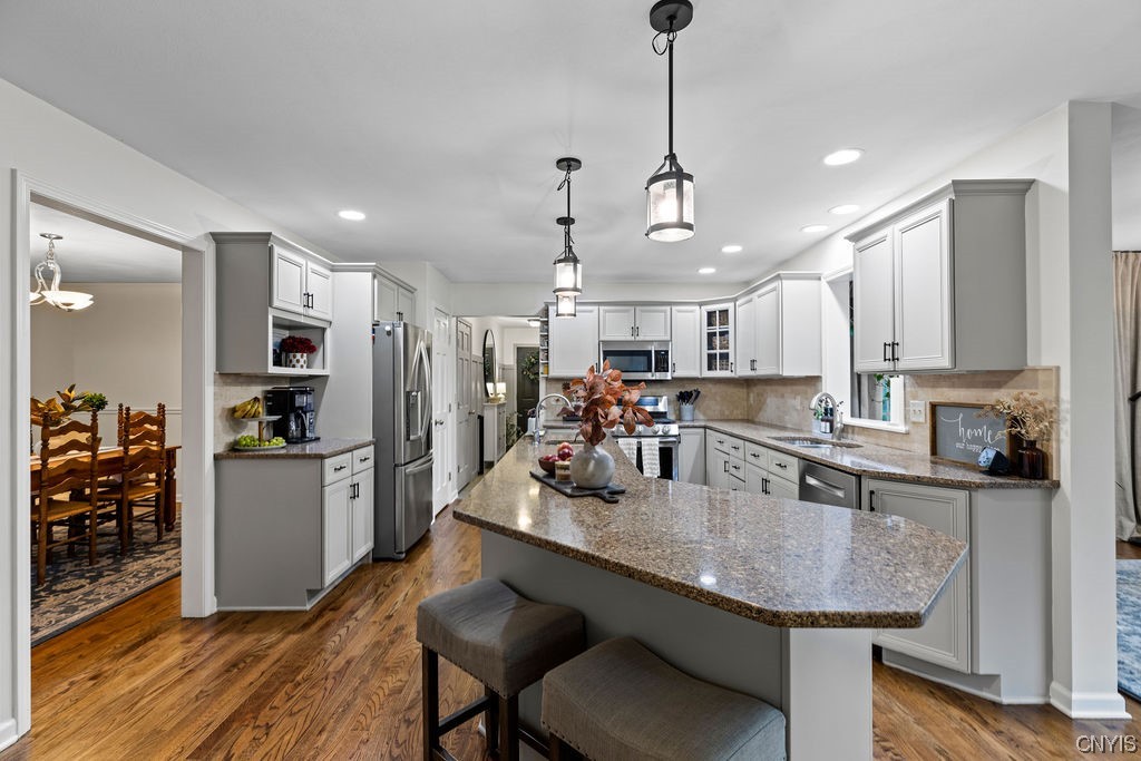 138 Eagle Crest Drive Camillus, NY 13031 - Photo 30 of 50 Breakfast bar with 2 seats for morning coffee.