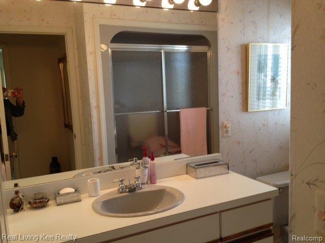 891 Augusta Drive Rochester, MI 48309 - Photo 11 of 22 Hall Bath