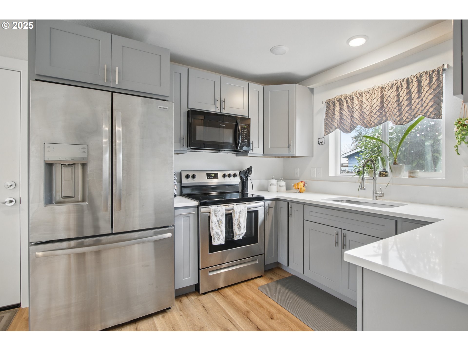 16317 Southeast Salmon Street, Unit B Portland, OR 97233 - Photo 7 of 24