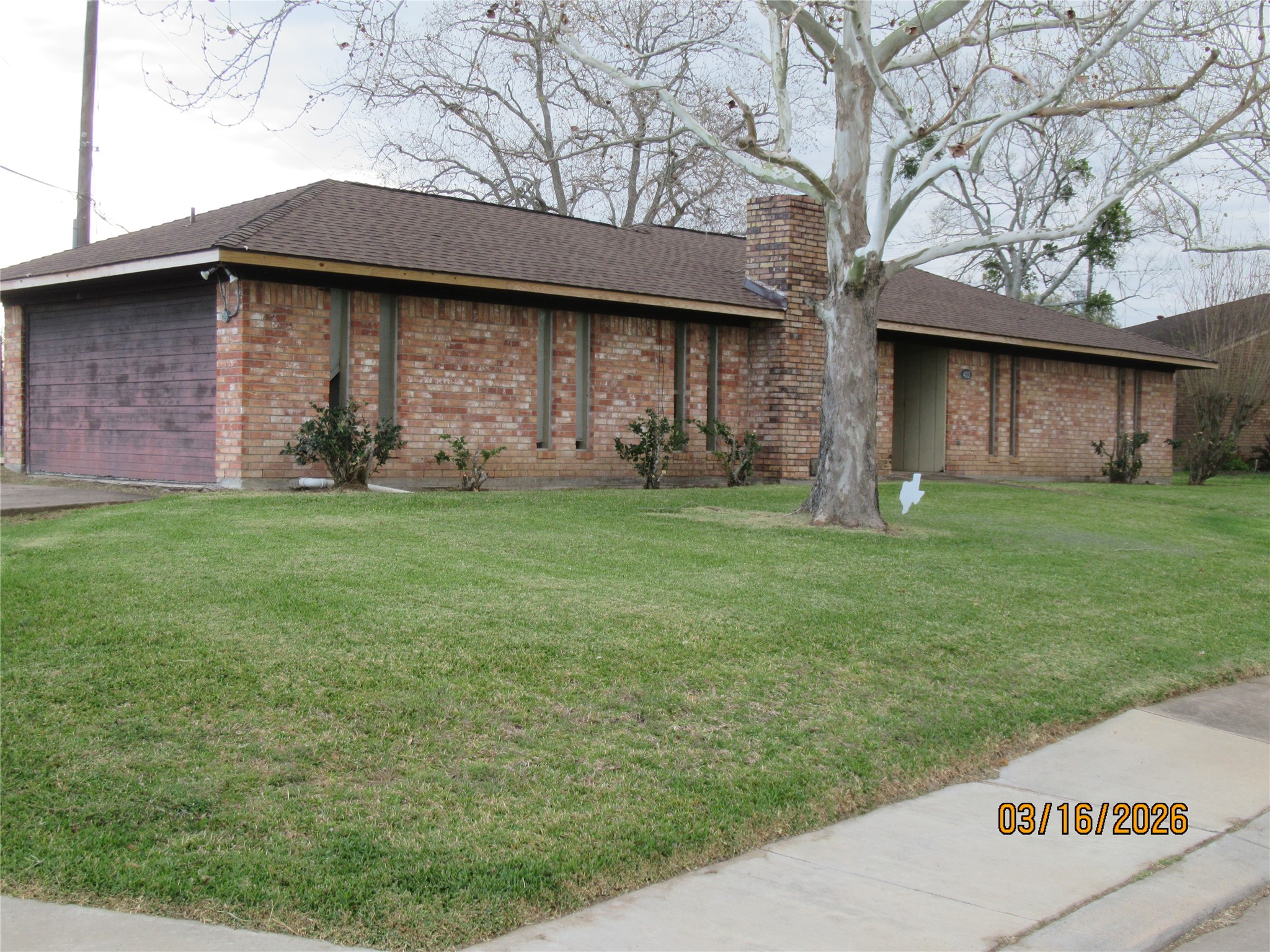 403 Lotus Street Lake Jackson, TX 77566 - Photo 3 of 29 a view of a back yard of the house
