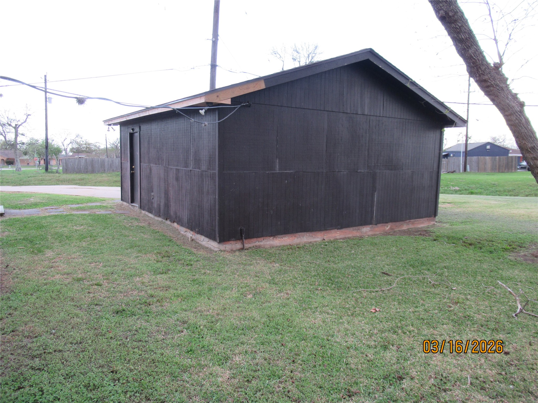 403 Lotus Street Lake Jackson, TX 77566 - Photo 10 of 29 a backyard of a house with lots of green space