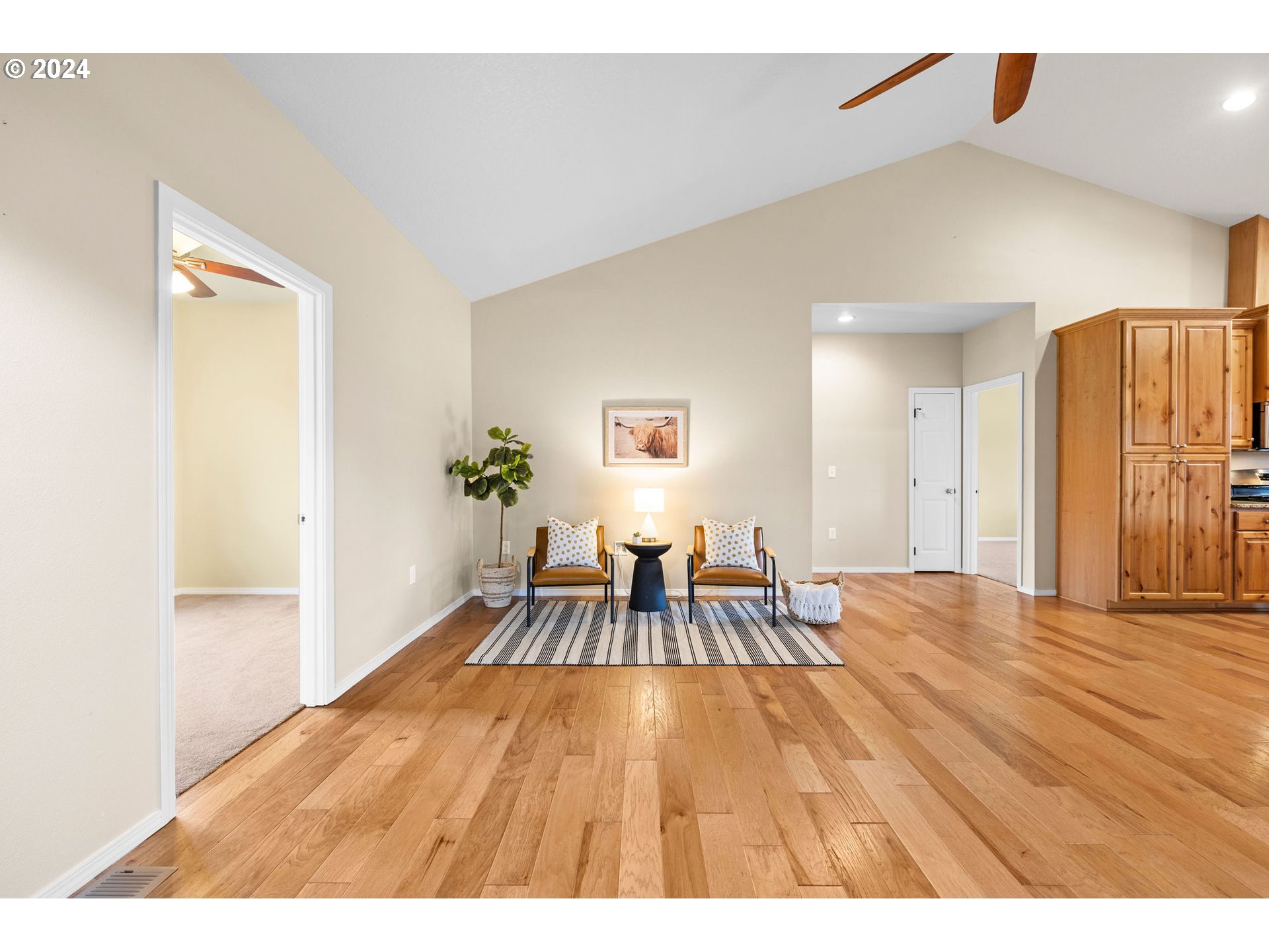 92560 Pilots Road Astoria, OR 97103 - Photo 11 of 29 Living Room