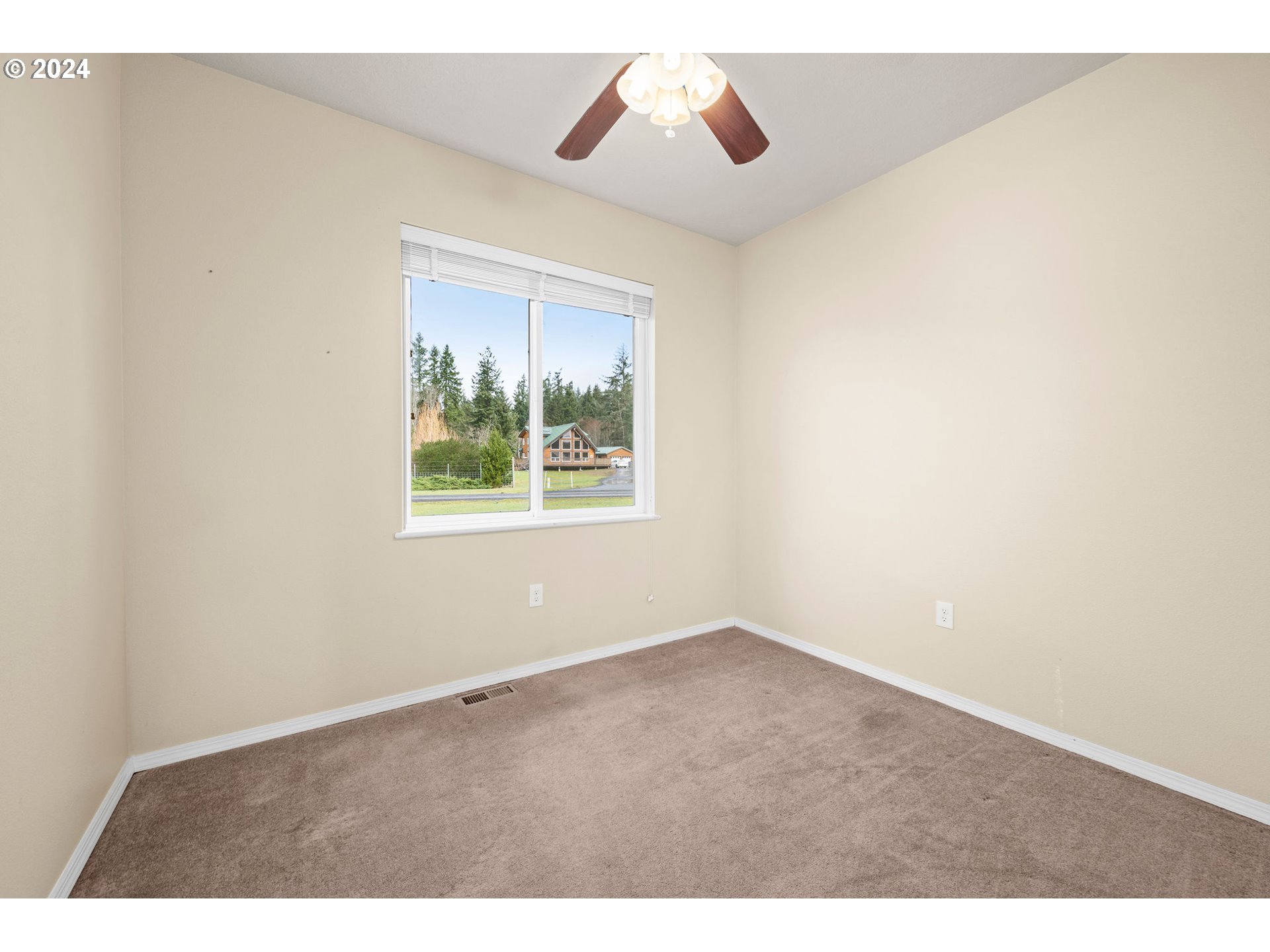 92560 Pilots Road Astoria, OR 97103 - Photo 13 of 29 Den/Office