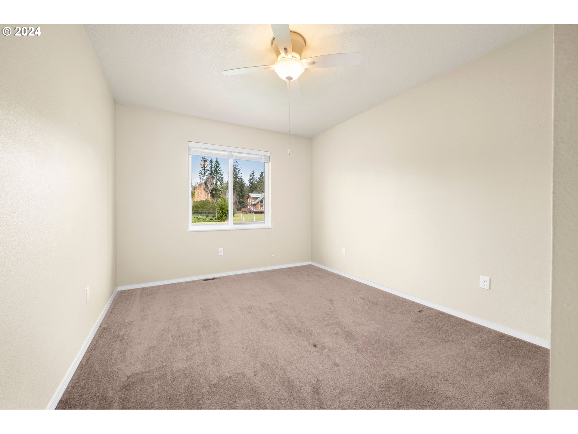 92560 Pilots Road Astoria, OR 97103 - Photo 19 of 29 Bedroom