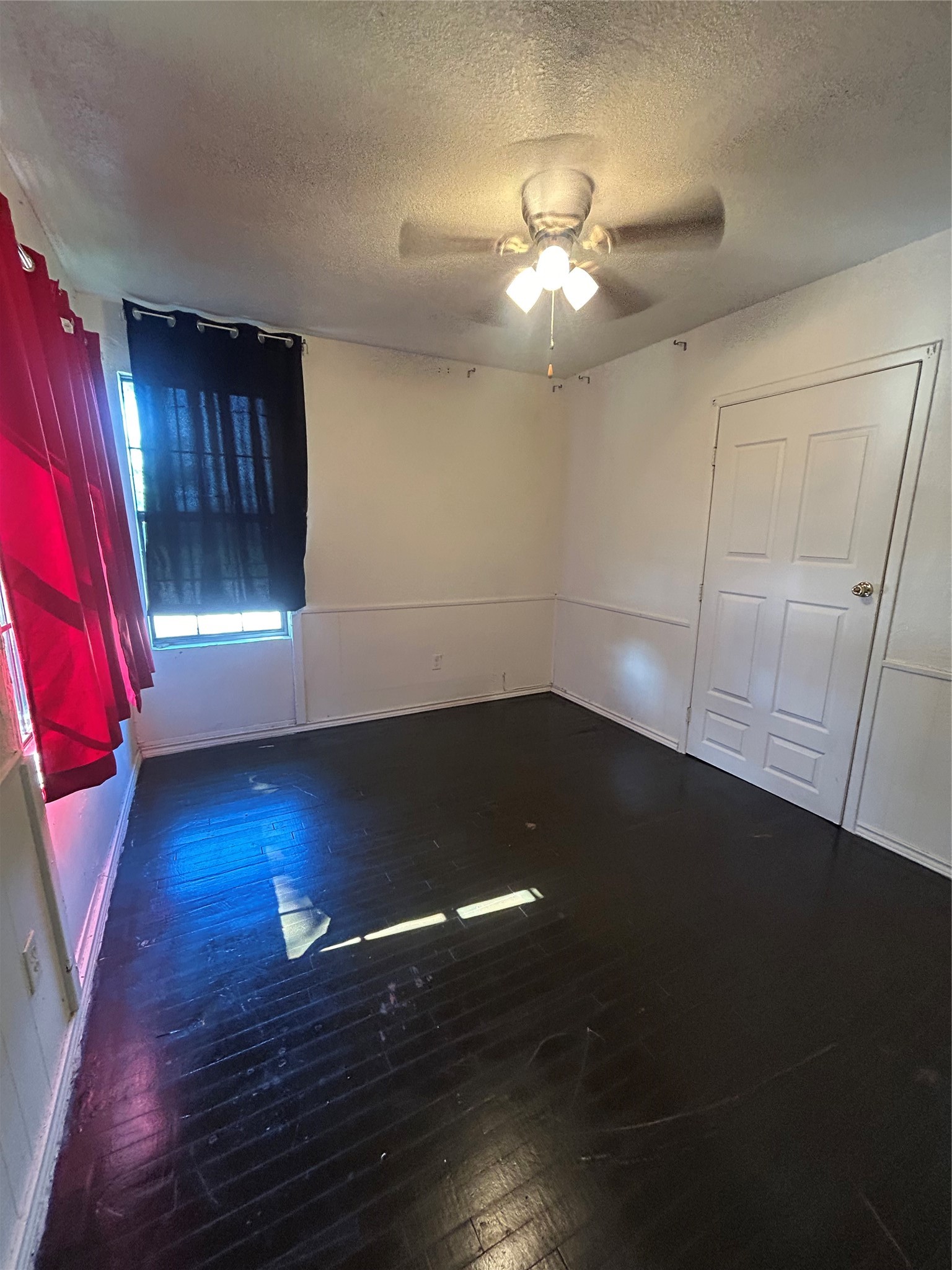 1102-11 West 10th Street Freeport, TX 77541 - Photo 7 of 10 a view of room with hardwood floor and ceiling fan