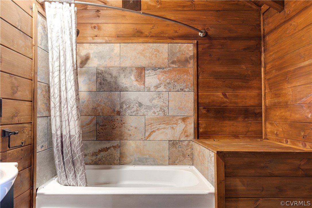 1471 New Bethel Road Meherrin, VA 23954 - Photo 41 of 50 a bathroom with a bathtub