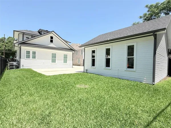 a view of a house with yard