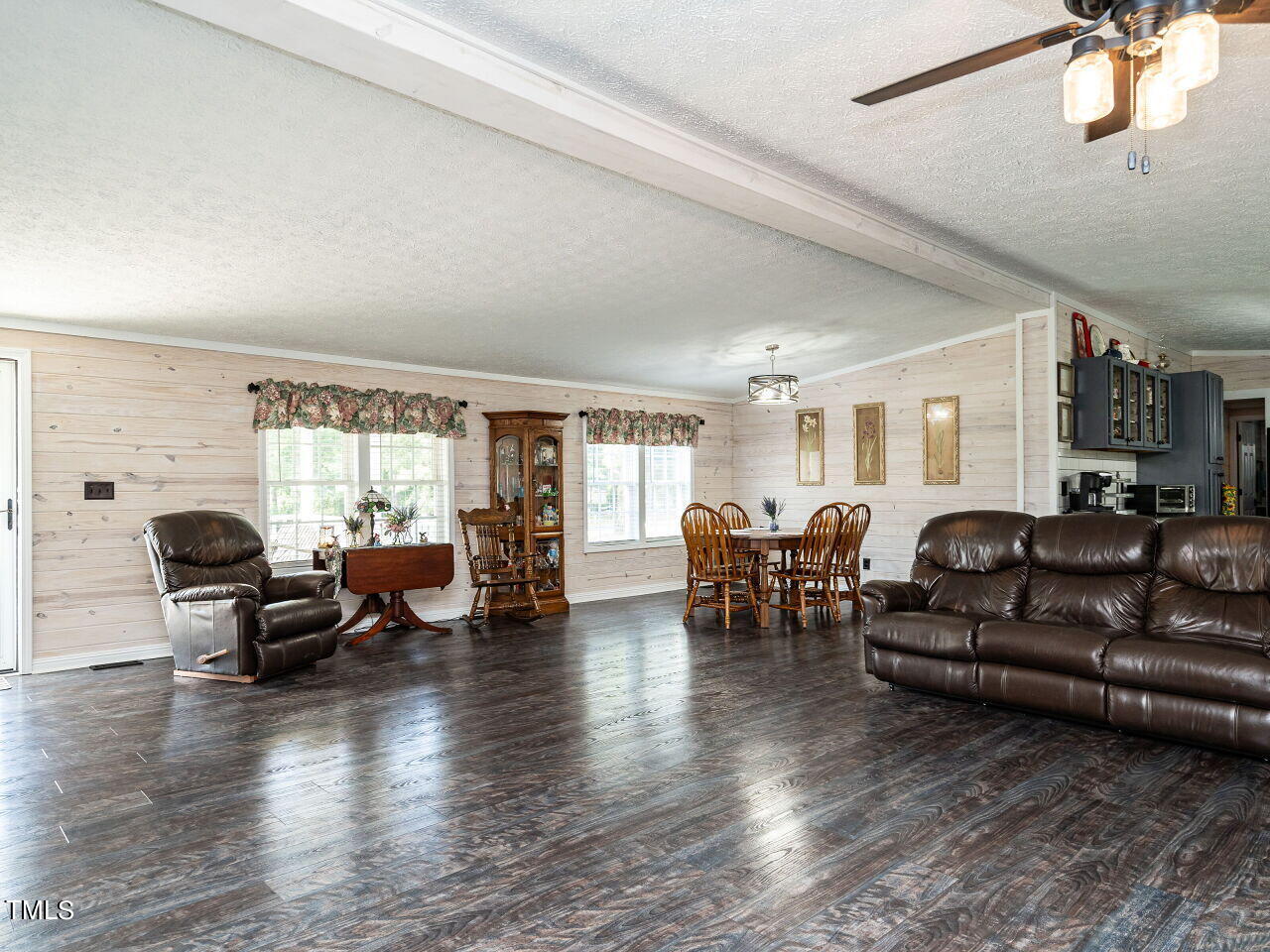 8437 Cunningham Road Zebulon, NC 27597 - Photo 8 of 33 009-1280x960-living-room