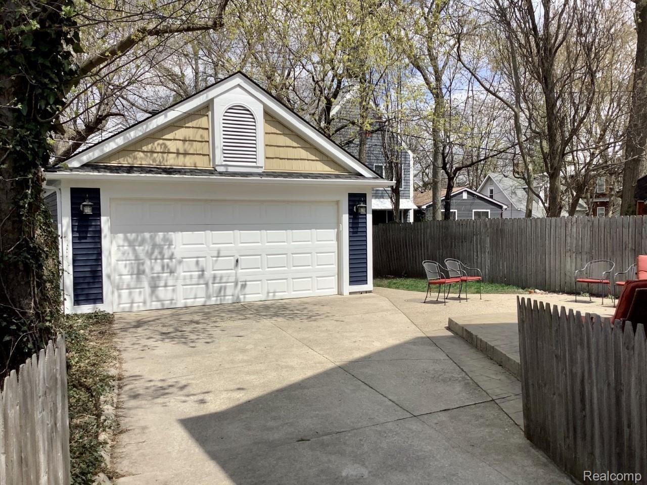 1171 Ruffner Avenue Birmingham, MI 48009 - Photo 24 of 25 2 car garage with carriage lights