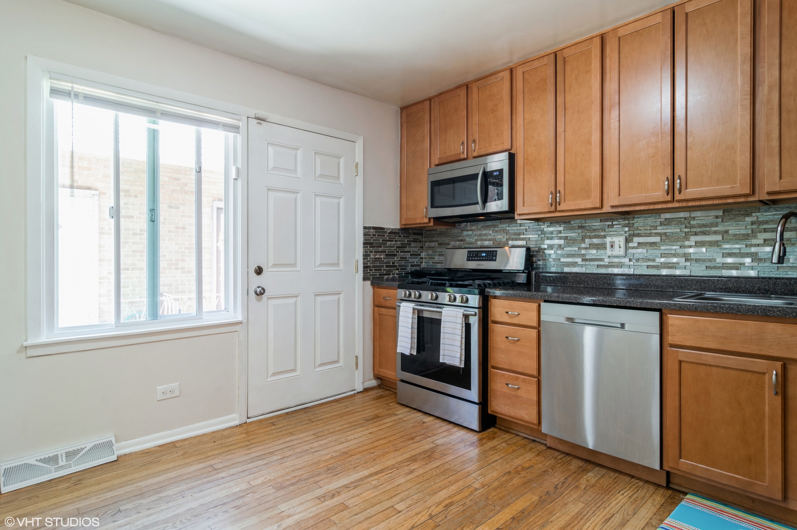 1412 West Sherwin Avenue, Unit B Chicago, IL 60626 - Photo 3 of 20