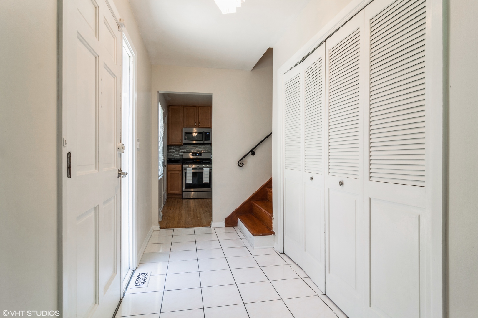 1412 West Sherwin Avenue, Unit B Chicago, IL 60626 - Photo 4 of 20