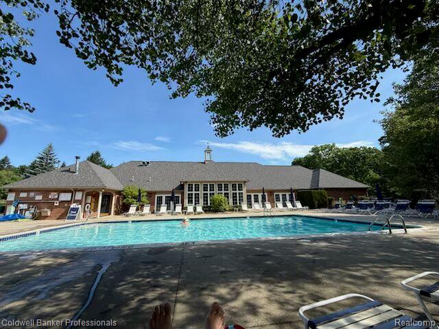 5349 Brookemonte Circle Rochester, MI 48306 - Photo 45 of 45 Outdoor swimming pool with a concrete surround