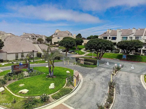 a view of a fountain in front of house