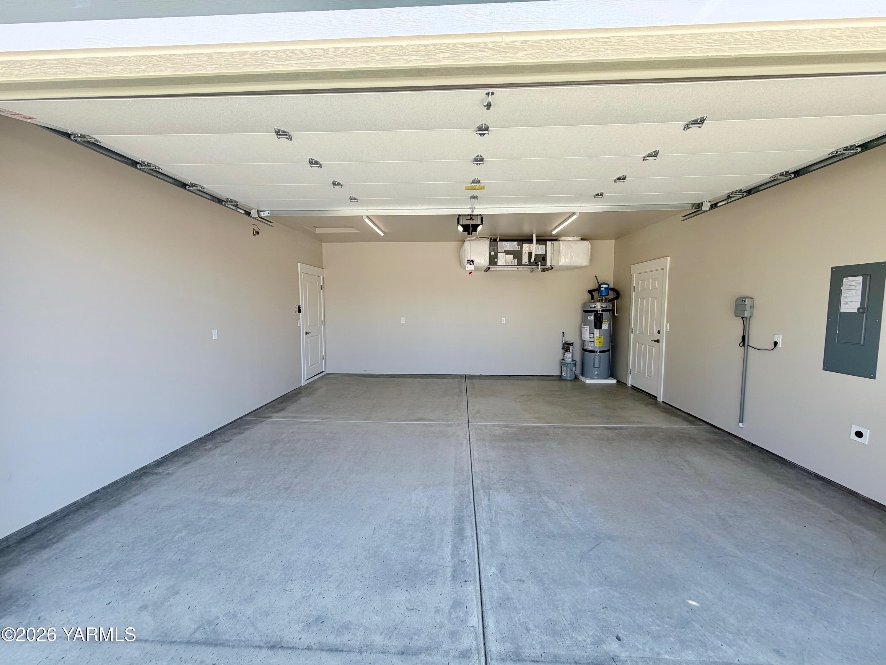 5912 Crestfields Road Yakima, WA 98903 - Photo 25 of 29 garage