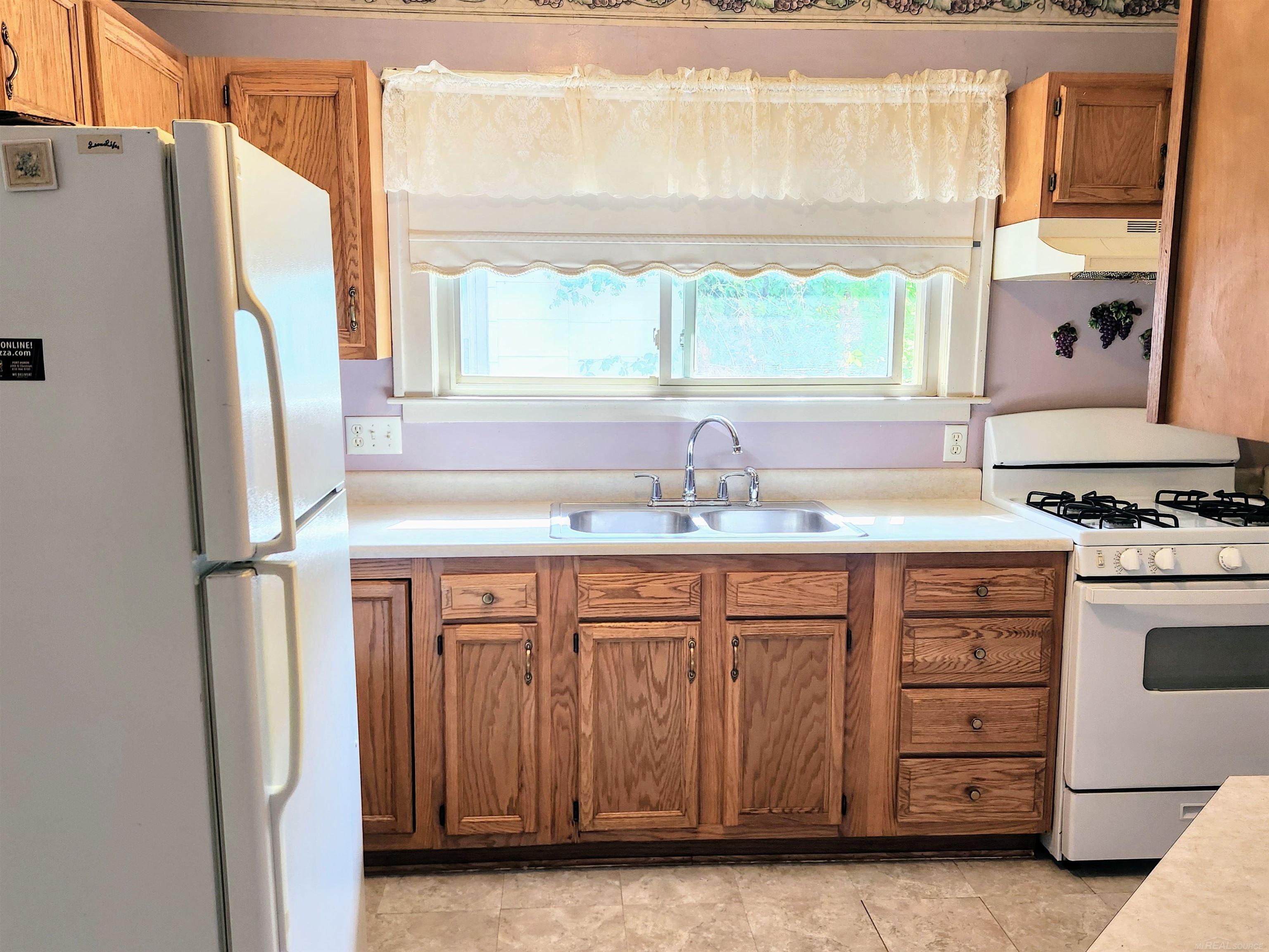 1708 Martin Port Huron, MI 48060 - Photo 9 of 22 50182152-cc0f9a6a-bb2e-41f4-ab50-35b44feb7282.JPG