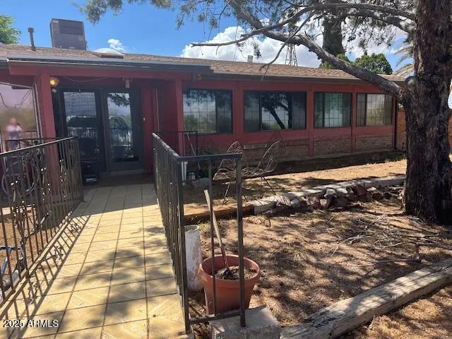 a view of a house with backyard