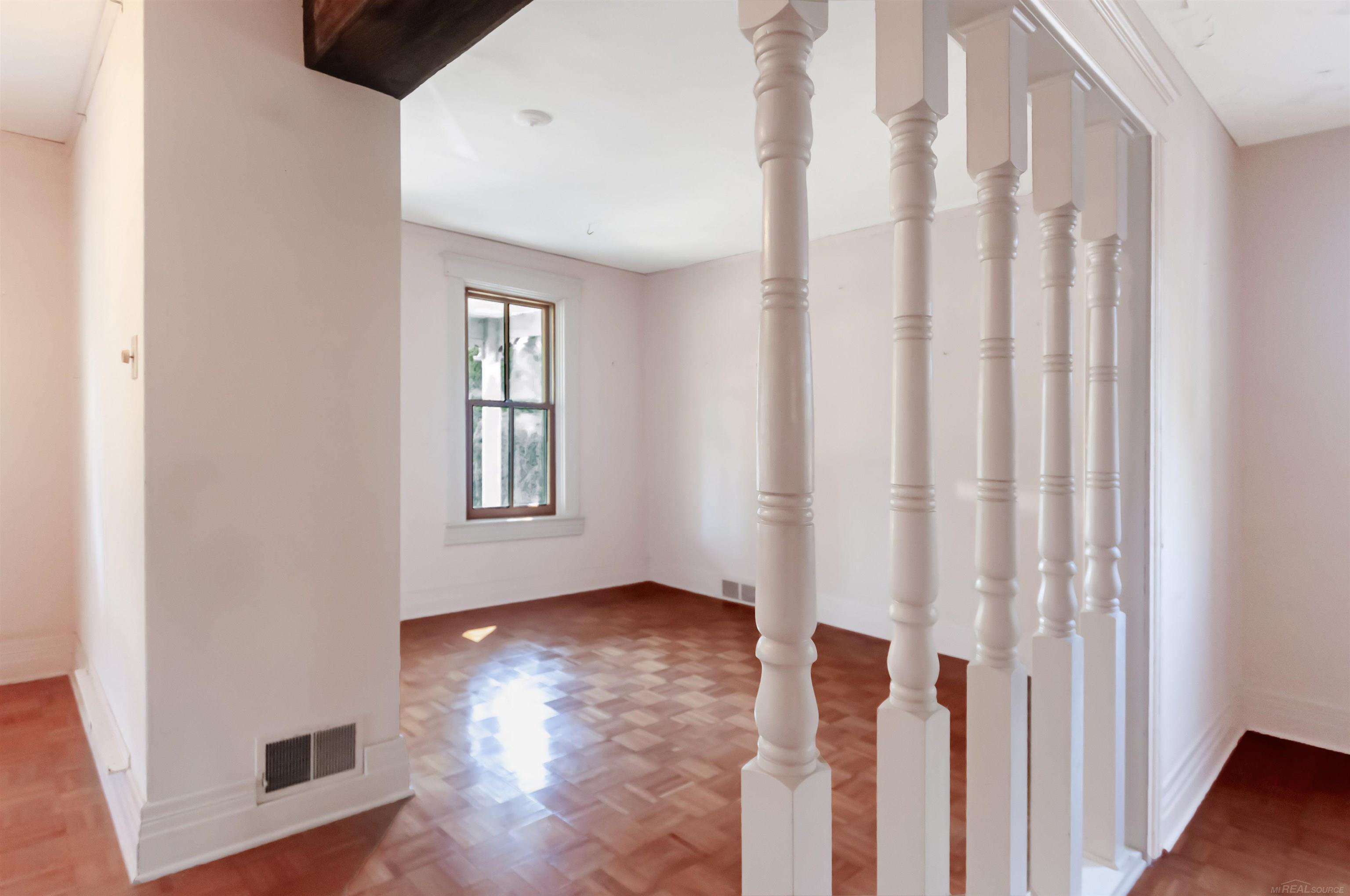 194 Moross Road Grosse Pointe, MI 48236 - Photo 12 of 64 50218137-08a7c743-1cde-47f6-a361-afaee9064e57.JPG