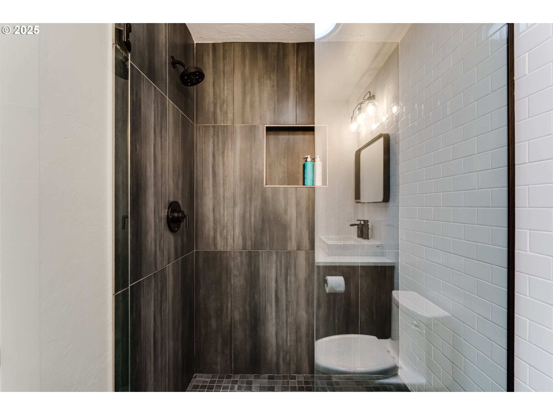 24247 Vaughn Road Veneta, OR 97487 - Photo 19 of 48 Bathroom