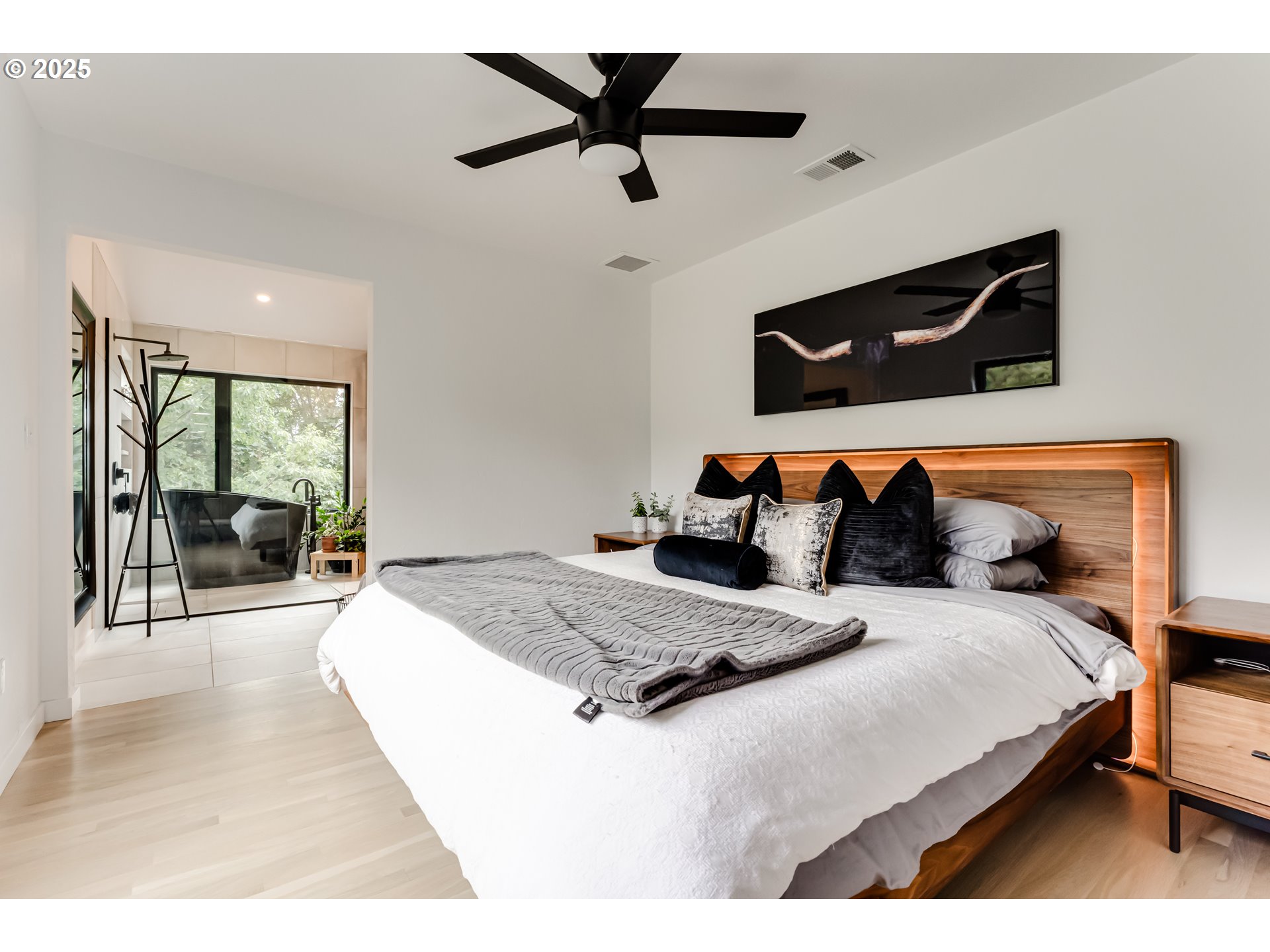 24247 Vaughn Road Veneta, OR 97487 - Photo 20 of 48 Owner's Suite Bedroom