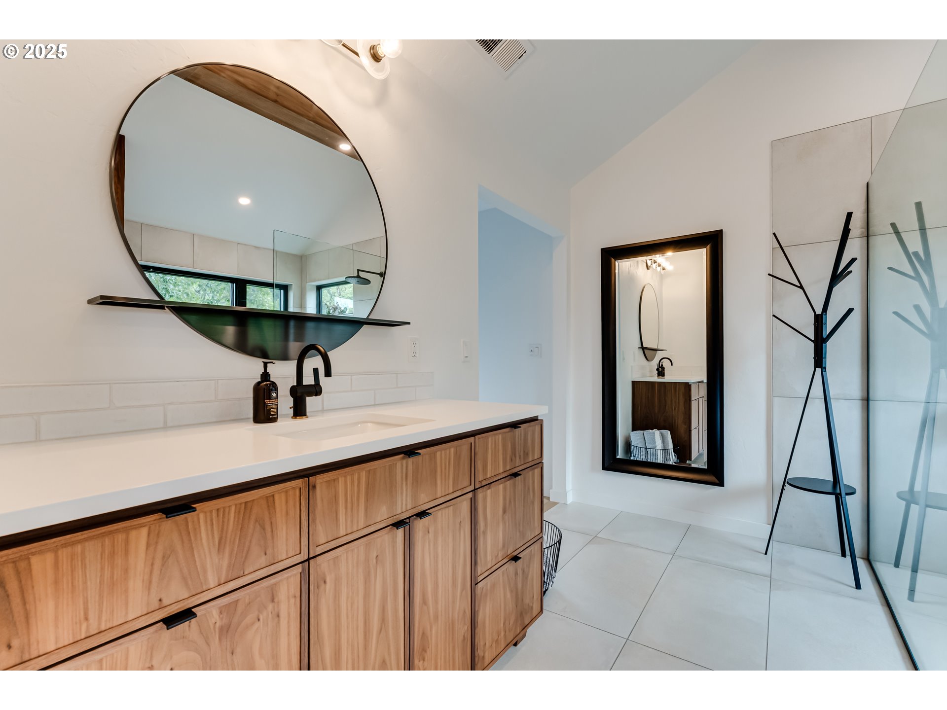 24247 Vaughn Road Veneta, OR 97487 - Photo 21 of 48 Owner's Suite Bathroom