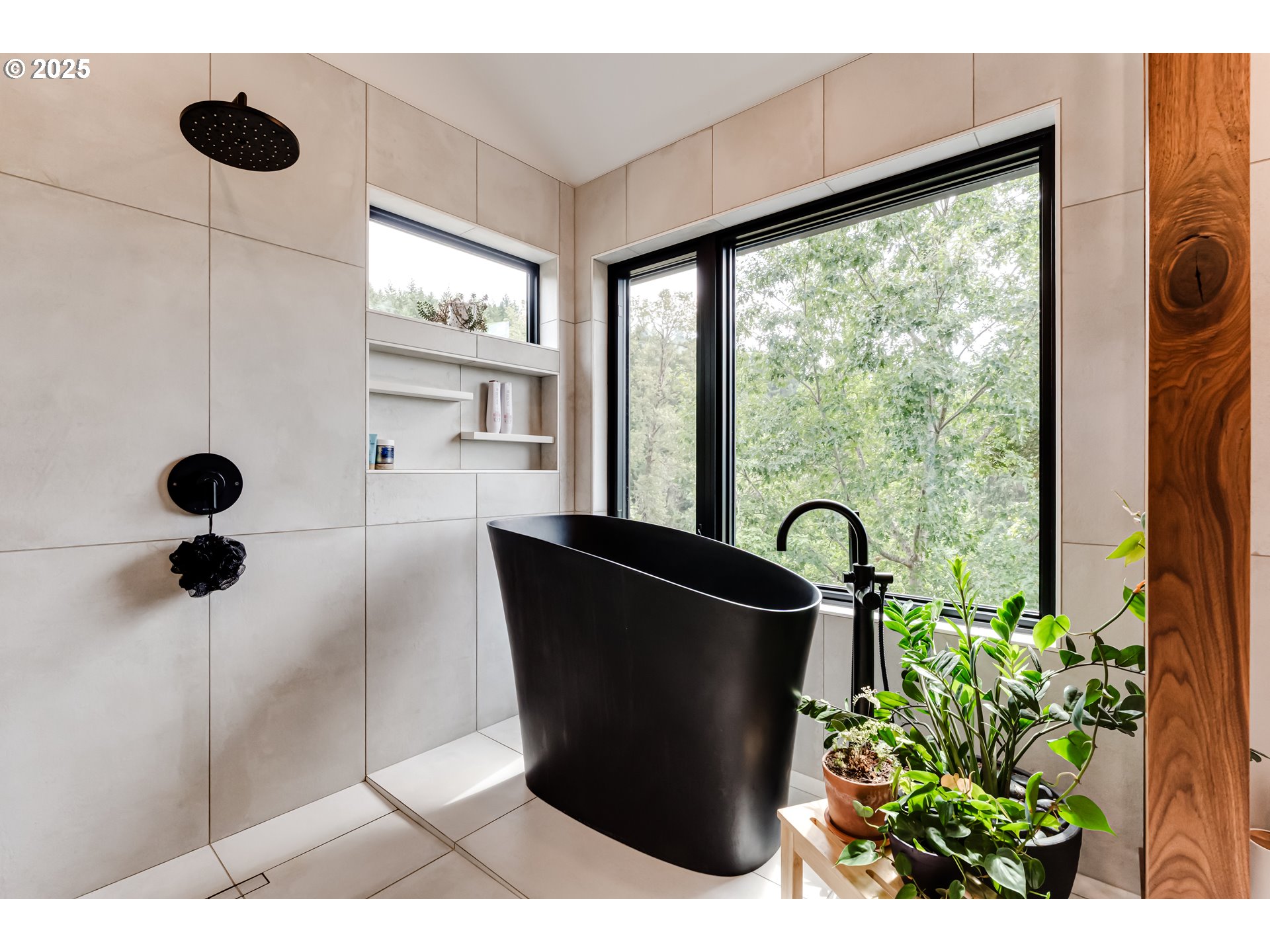 24247 Vaughn Road Veneta, OR 97487 - Photo 22 of 48 Owner's Suite Bathroom