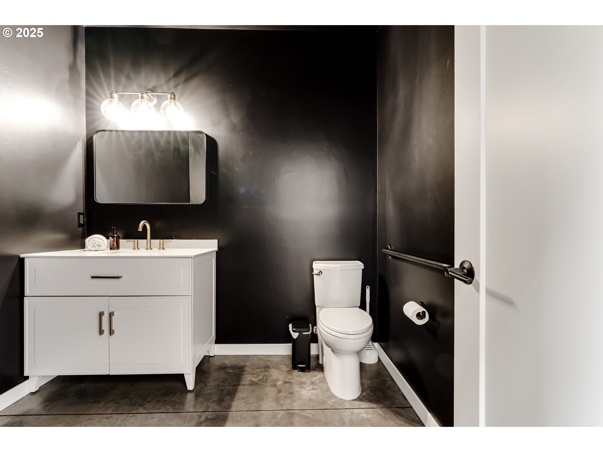 24247 Vaughn Road Veneta, OR 97487 - Photo 37 of 48 Bathroom