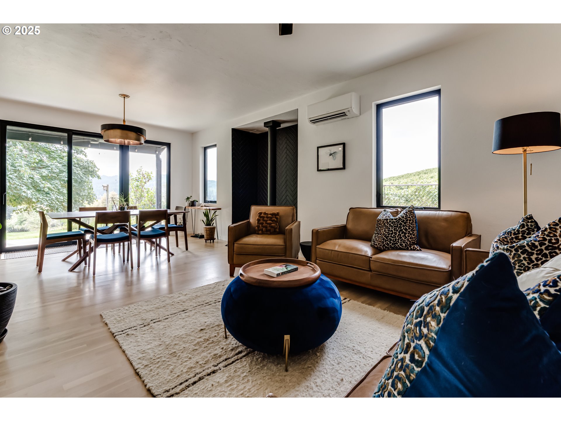 24247 Vaughn Road Veneta, OR 97487 - Photo 9 of 48 Living Room