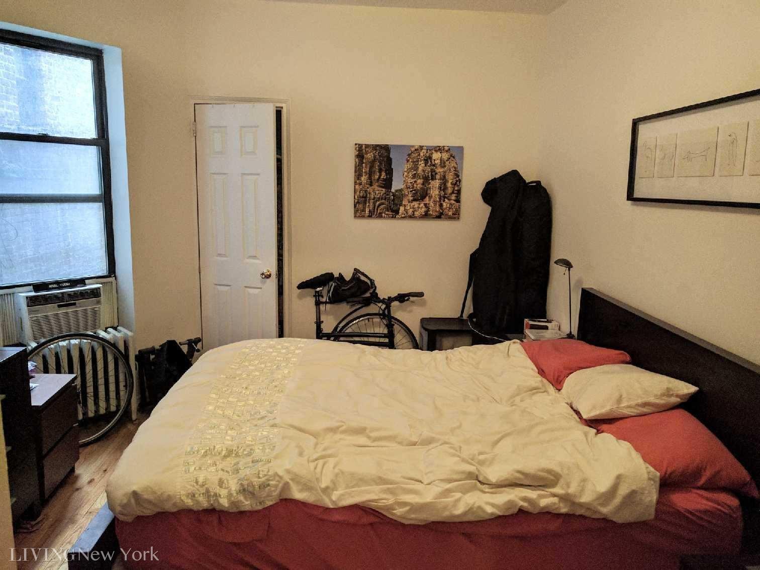 125 East 90th Street, Unit 3A Manhattan, NY 10128 - Photo 2 of 7 a bedroom with a bed and a desk
