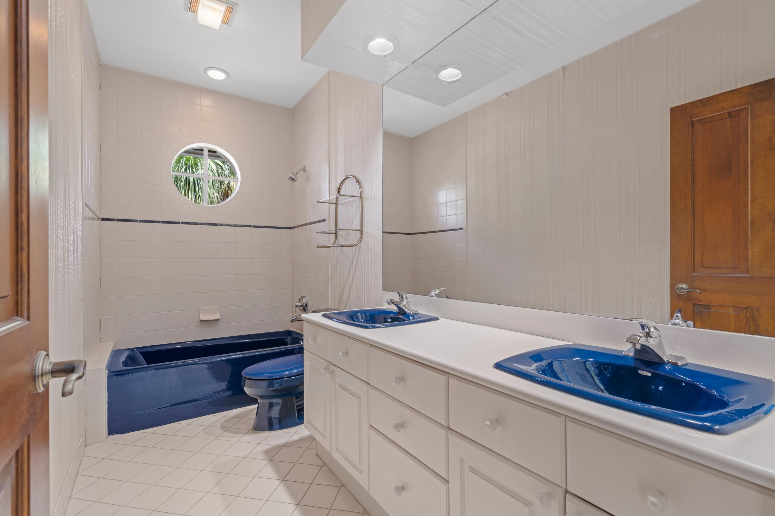 285 South Country Club Boulevard Boca Raton, FL 33487 - Photo 14 of 36 Bathroom #4