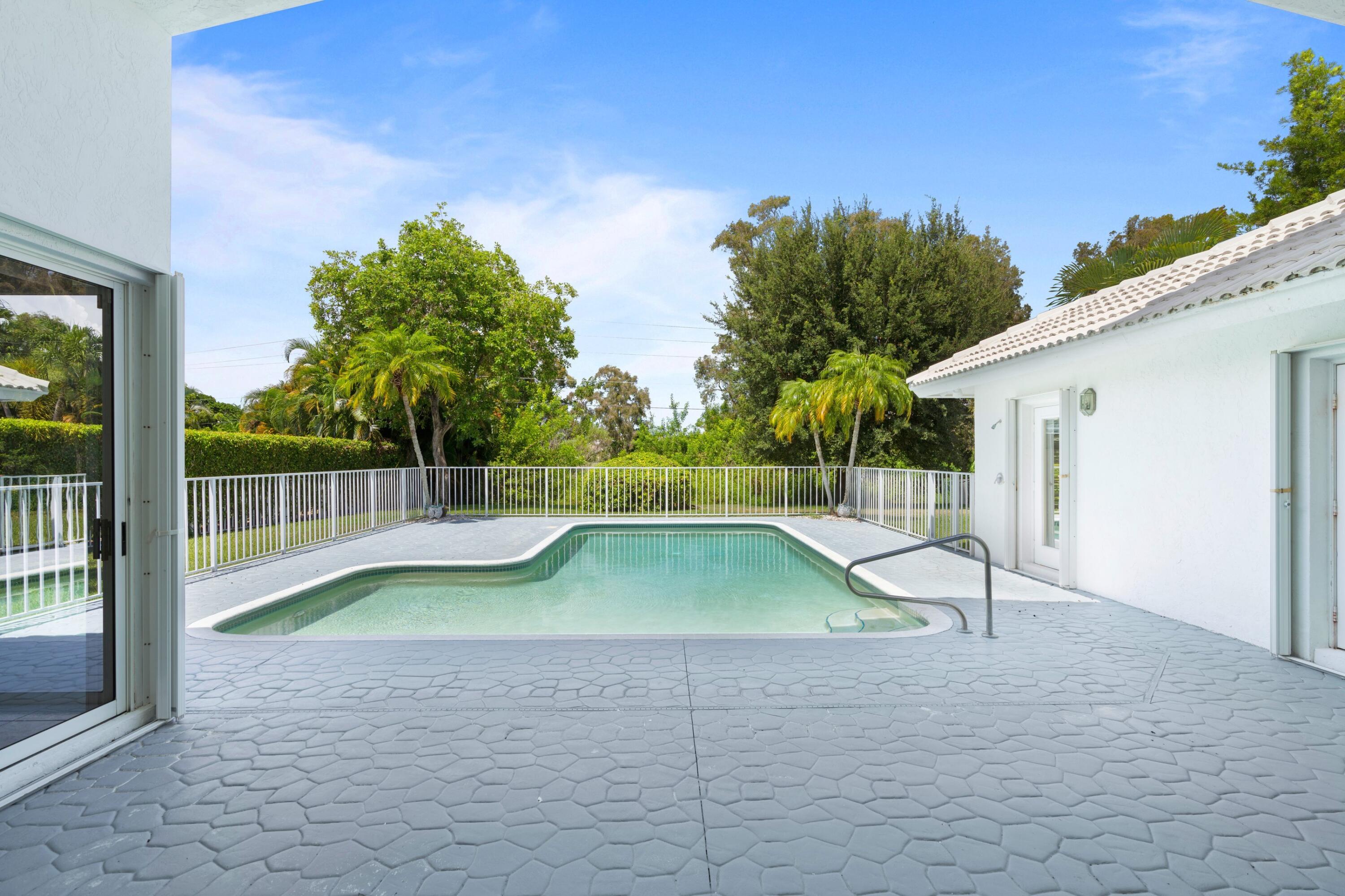 285 South Country Club Boulevard Boca Raton, FL 33487 - Photo 21 of 36 Pool & Patio