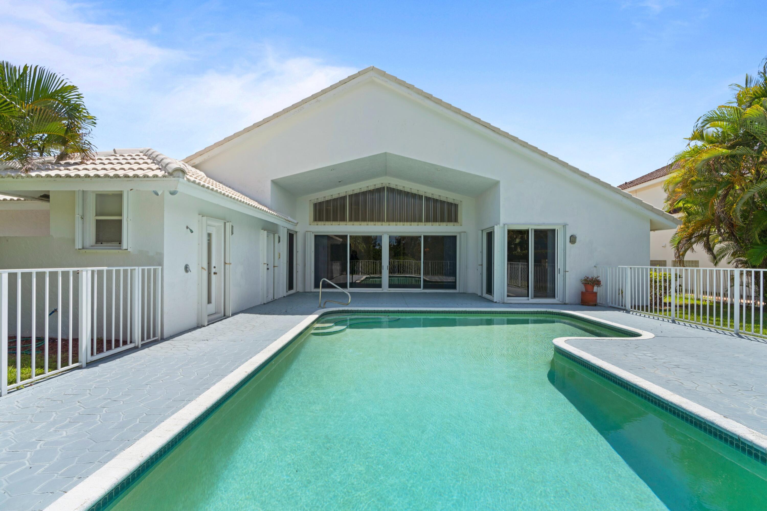 285 South Country Club Boulevard Boca Raton, FL 33487 - Photo 3 of 36 Pool & Patio
